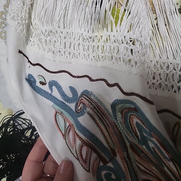 Idyllwind white triangle shawl over your shoulders its embroidered w/tassels OS - Picture 4 of 5